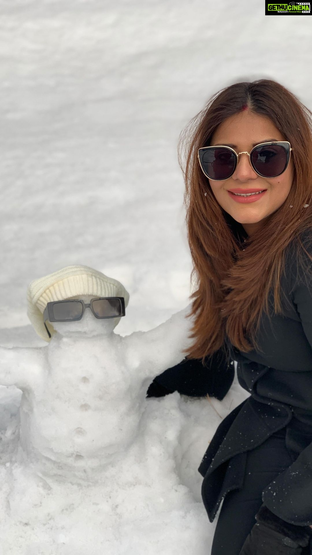 Poonam Preet Bhatia Instagram - Har pal haseen sa huaa hai Saanson ko tune chhuaa hai Badhi tujhse nazdeekiyaan Sukoon mila… ♥️♥️♥️ #sukunmilnachaiye #mountains #mysnowman #thisplacehasmyheart❤️ #kasmir #heavenonearth #gulmarg