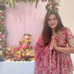 Poonam Preet Bhatia Instagram – गणपति बप्पा मोरया, रिद्धि-सिद्धि के तुम दाता, दीन दुखियों के भाग्य विधाता, जय गणपति देवा। 🙏🏻

दिल से जो भी मांगोगे मिलेगा 🌺🌺

#jaiganesha #ganpatibappamorya #unityinfaith #blessedjourney