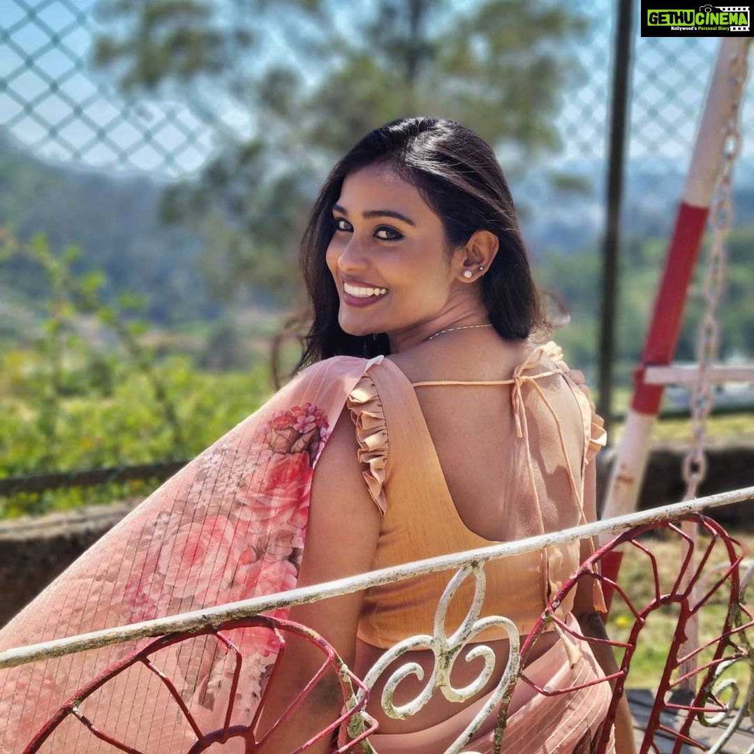 Poornima Ravi Instagram - Womanly Vibes🧘♀️❤️ Costume: @uttara_trulyurs . . . . . . . . . . . #poornimaravi #araathi #saree #sareelove #blouse #simplelook #love #smiles #pink #peach #peachsaree #ooty #casualstyle #hair #casualphotography #actress #fashionphotography #poornimaravipictures