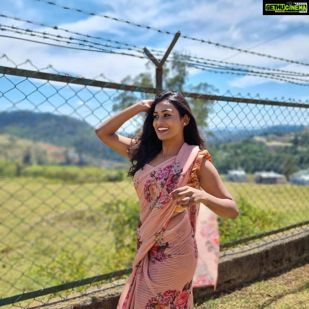Poornima Ravi Instagram - That wide smile you'll find right under your nose is your wealth. 😁 Costume:@uttara_trulyurs . . . . . . . .. . #poornimaravi #araathi #saree #sareelove #blouse #simplelook #love #smiles #pink #peach #peachsaree #ooty #casualstyle #hair #casualphotography #actress #fashionphotography #poornimaravipictures