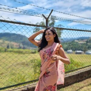 Poornima Ravi Instagram - That wide smile you'll find right under your nose is your wealth. 😁

Costume:@uttara_trulyurs 
.
.
.
.
.
.
.
..
.
#poornimaravi #araathi #saree #sareelove #blouse #simplelook #love #smiles #pink #peach #peachsaree #ooty #casualstyle #hair #casualphotography #actress #fashionphotography #poornimaravipictures