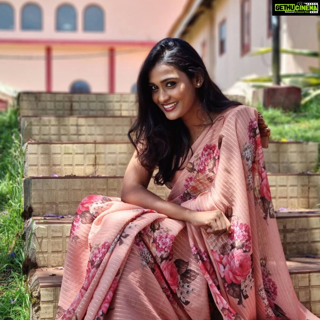 Poornima Ravi Instagram - Straight from the camera 😊 . . . . . . . . . . . . . . . . . . . #poornimaravi #araathi #saree #sareelove #ootd #traditional #traditionaloutfit #photography #fashionphotography #simplelook #smile #summer #ooty #summervacation #peach #simplemakeup #freehair #resort #smiles #me #floraldesign #floralsaree #organza #love #sun #sunshine #actress #kollywood