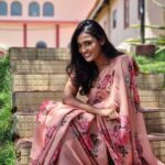 Poornima Ravi Instagram - Straight from the camera 😊 . . . . . . . . . . . . . . . . . . . #poornimaravi #araathi #saree #sareelove #ootd #traditional #traditionaloutfit #photography #fashionphotography #simplelook #smile #summer #ooty #summervacation #peach #simplemakeup #freehair #resort #smiles #me #floraldesign #floralsaree #organza #love #sun #sunshine #actress #kollywood