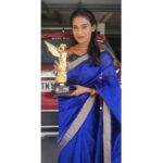 Poornima Ravi Instagram - That smile though ☺️ Can't thank enough! So happy to receive this honourable award from @avalvikatan ! Hatrick of the year ❤️ Not sure If I deserve this! Sincere thanks to one and all ❤️ Happy feels 😊 #poornimaravi #araathi #avalvikatan #awardwinning #love #act