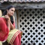 Poornima Ravi Instagram - Rojakkalil panneerthuli Vazhikindradhen Adhu enna thean!!! #poornima #poornimaravi #village #villagephotography #villagevibes #love #feel #araathi #salwar #simplelook #rawpicture