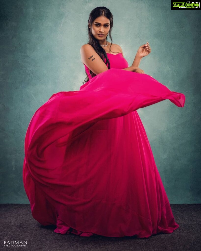 Poornima Ravi Instagram - Look on the pink side of life! 💕 Muah: @glow_by_zapri Photography: @padman_photography Costume - @designed_by_sindhu Jewellery: @fineshinejewels #poornimaravi #flowerphotography #traditional #fashionphotography