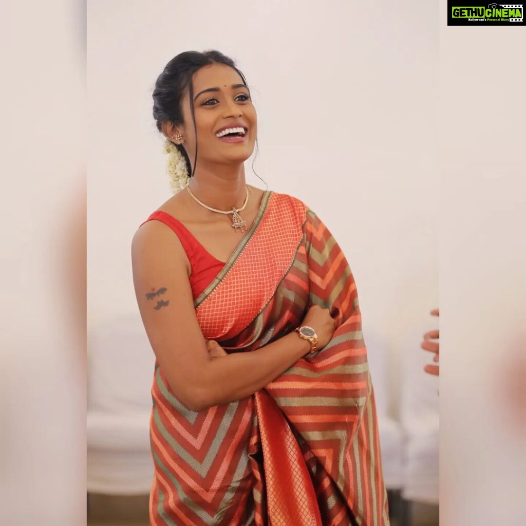Poornima Ravi Instagram - Smiles overloaded in bestie's wedding ❤️ Wedding courtesy 😜 @priyadharsini.k @arunkumar.nagarajan Pc: @blue_eye_studio #poornimaravi