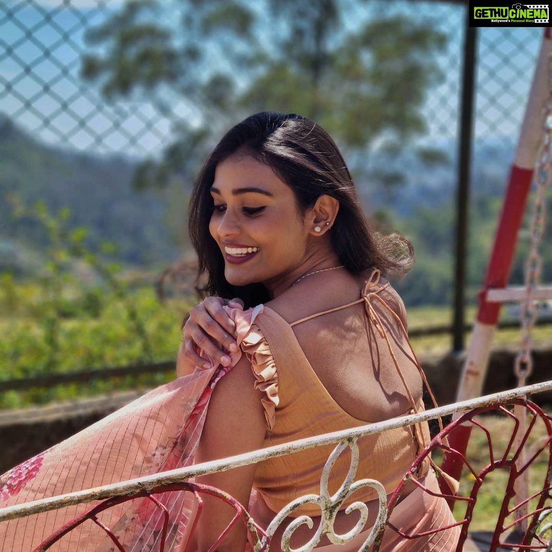 Poornima Ravi Instagram - Womanly Vibes🧘♀️❤️ Costume: @uttara_trulyurs . . . . . . . . . . . #poornimaravi #araathi #saree #sareelove #blouse #simplelook #love #smiles #pink #peach #peachsaree #ooty #casualstyle #hair #casualphotography #actress #fashionphotography #poornimaravipictures