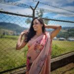 Poornima Ravi Instagram - That wide smile you'll find right under your nose is your wealth. 😁 Costume:@uttara_trulyurs . . . . . . . .. . #poornimaravi #araathi #saree #sareelove #blouse #simplelook #love #smiles #pink #peach #peachsaree #ooty #casualstyle #hair #casualphotography #actress #fashionphotography #poornimaravipictures