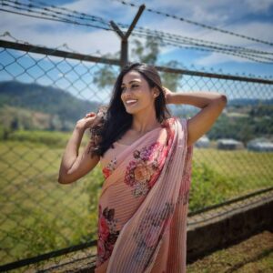 Poornima Ravi Instagram - That wide smile you'll find right under your nose is your wealth. 😁

Costume:@uttara_trulyurs 
.
.
.
.
.
.
.
..
.
#poornimaravi #araathi #saree #sareelove #blouse #simplelook #love #smiles #pink #peach #peachsaree #ooty #casualstyle #hair #casualphotography #actress #fashionphotography #poornimaravipictures