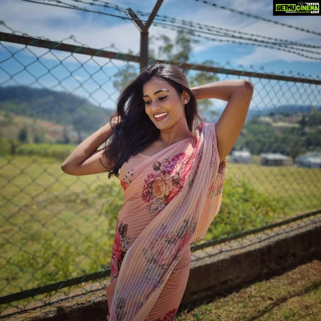 Poornima Ravi Instagram - That wide smile you'll find right under your nose is your wealth. 😁 Costume:@uttara_trulyurs . . . . . . . .. . #poornimaravi #araathi #saree #sareelove #blouse #simplelook #love #smiles #pink #peach #peachsaree #ooty #casualstyle #hair #casualphotography #actress #fashionphotography #poornimaravipictures