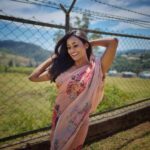Poornima Ravi Instagram - That wide smile you'll find right under your nose is your wealth. 😁 Costume:@uttara_trulyurs . . . . . . . .. . #poornimaravi #araathi #saree #sareelove #blouse #simplelook #love #smiles #pink #peach #peachsaree #ooty #casualstyle #hair #casualphotography #actress #fashionphotography #poornimaravipictures