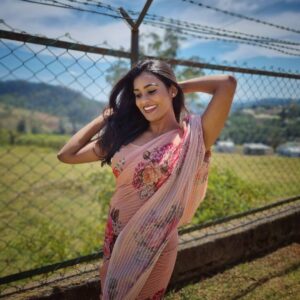 Poornima Ravi Instagram - That wide smile you'll find right under your nose is your wealth. 😁

Costume:@uttara_trulyurs 
.
.
.
.
.
.
.
..
.
#poornimaravi #araathi #saree #sareelove #blouse #simplelook #love #smiles #pink #peach #peachsaree #ooty #casualstyle #hair #casualphotography #actress #fashionphotography #poornimaravipictures