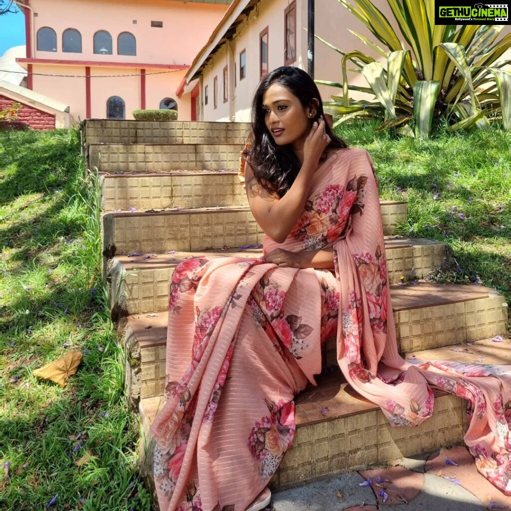 Poornima Ravi Instagram - Straight from the camera 😊 . . . . . . . . . . . . . . . . . . . #poornimaravi #araathi #saree #sareelove #ootd #traditional #traditionaloutfit #photography #fashionphotography #simplelook #smile #summer #ooty #summervacation #peach #simplemakeup #freehair #resort #smiles #me #floraldesign #floralsaree #organza #love #sun #sunshine #actress #kollywood