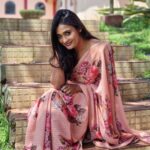 Poornima Ravi Instagram - Straight from the camera 😊 . . . . . . . . . . . . . . . . . . . #poornimaravi #araathi #saree #sareelove #ootd #traditional #traditionaloutfit #photography #fashionphotography #simplelook #smile #summer #ooty #summervacation #peach #simplemakeup #freehair #resort #smiles #me #floraldesign #floralsaree #organza #love #sun #sunshine #actress #kollywood