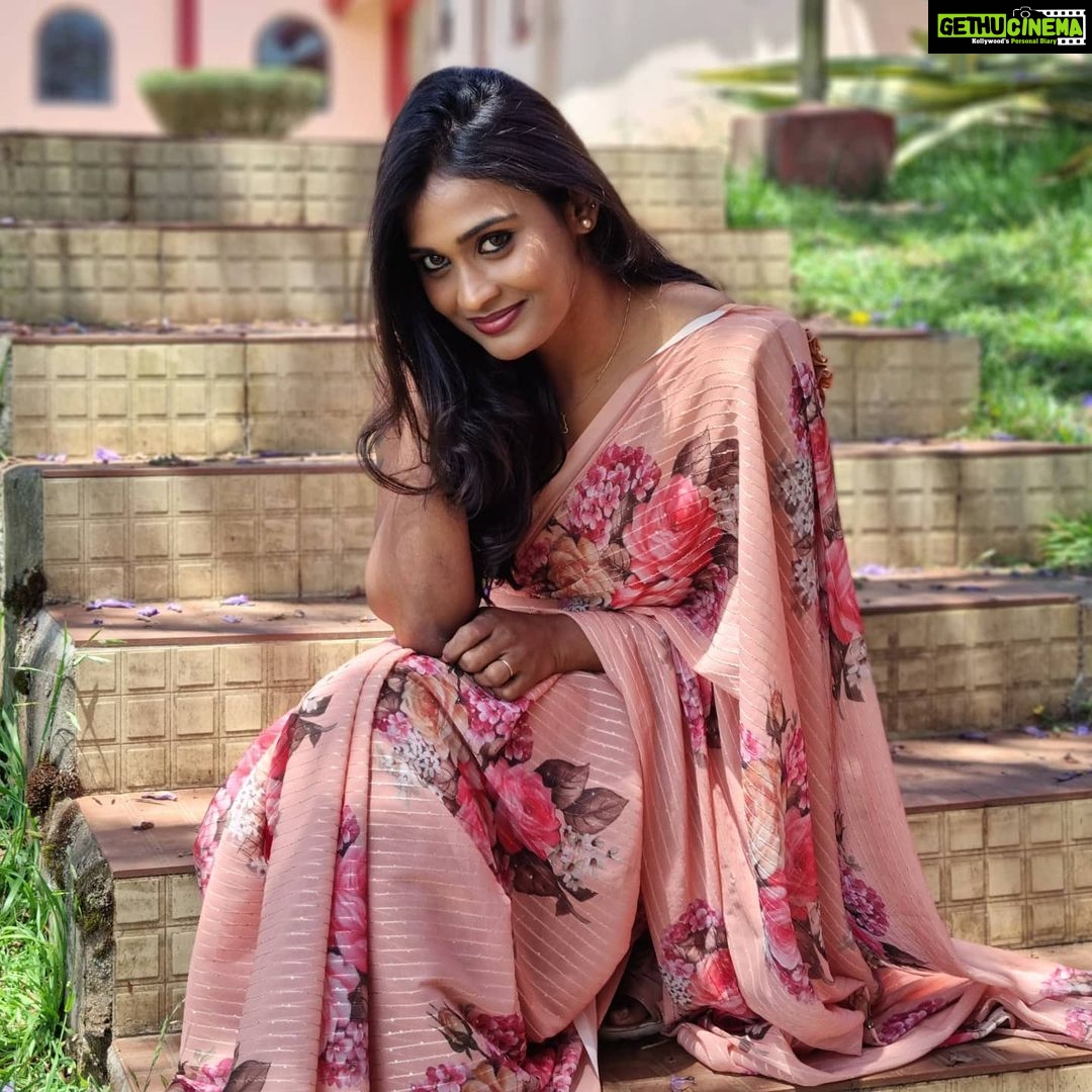 Poornima Ravi Instagram - Straight from the camera 😊 . . . . . . . . . . . . . . . . . . . #poornimaravi #araathi #saree #sareelove #ootd #traditional #traditionaloutfit #photography #fashionphotography #simplelook #smile #summer #ooty #summervacation #peach #simplemakeup #freehair #resort #smiles #me #floraldesign #floralsaree #organza #love #sun #sunshine #actress #kollywood