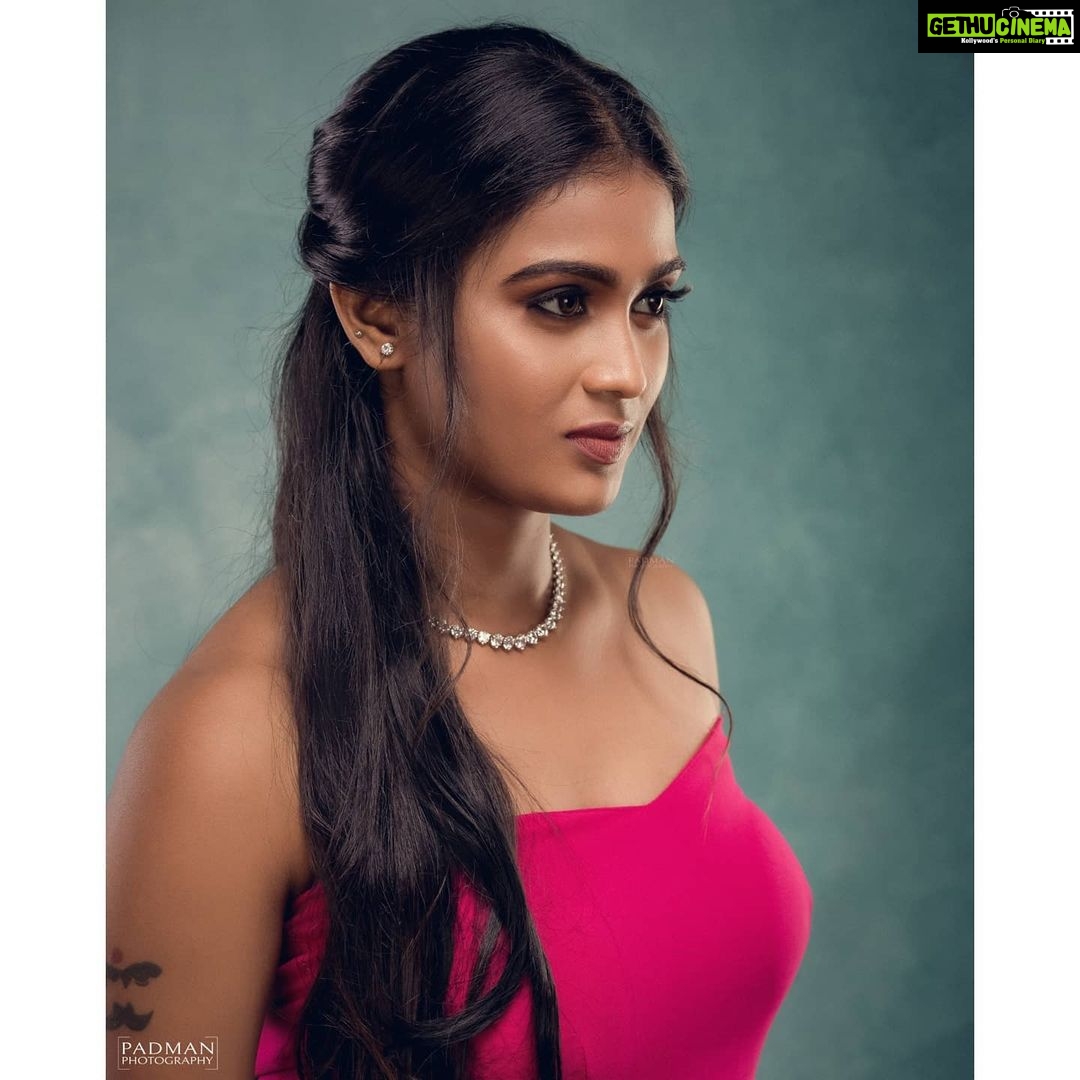 Poornima Ravi Instagram - Look on the pink side of life! 💕 Muah: @glow_by_zapri Photography: @padman_photography Costume - @designed_by_sindhu Jewellery: @fineshinejewels #poornimaravi #flowerphotography #traditional #fashionphotography