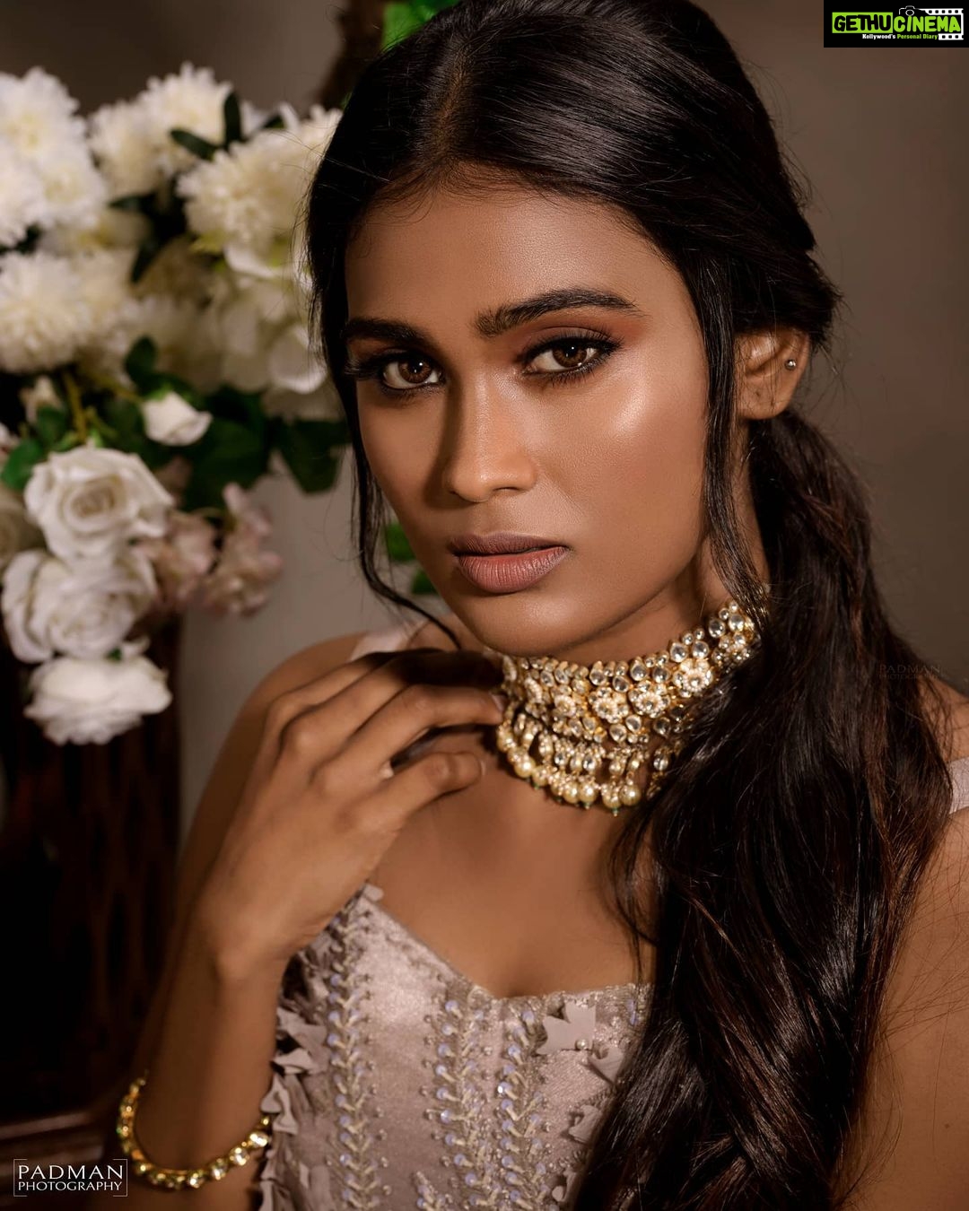 Poornima Ravi Instagram - Happiness held is the seed, happiness shared is the flower ❤️ Muah: @glow_by_zapri Photography: @padman_photography Costume: @thorkal_couture_official Jewellery: @fineshinejewels #poornimaravi #flowerphotography #traditional #fashionphotography