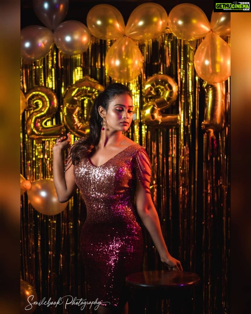 Poornima Ravi Instagram - ❤️New year is no less than unknown surprises. Happy 2021 to all my supporters. You made 2020 awesome. ❤️✨Have a great year ahead y’all🥳 MUAH: @viyahairandmakeup Photography: @smilebookphotography Outfit: @deekshitanikkam Studio: @arangaa.space