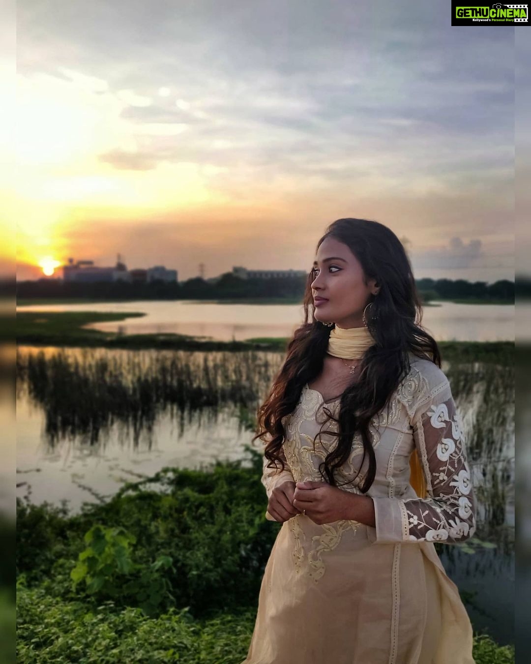 Poornima Ravi Instagram - There's nothing like a beautiful sunset to end a healthy day!! Pc: @balaji.sha.g