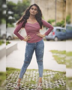 Poornima Ravi Instagram - Playing dress up begins at age 5 & never truly Ends! Photographed by @raghul_raghupathy Assist: @aruneashwar_photography MUAH: @viyahairandmakeup . . . . . . . . . . #poornimaravi #araathi #swag #sunglasses #salwarkameez #love #fashion