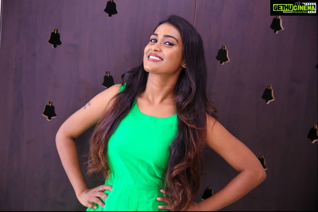 Poornima Ravi Instagram - That eeeee moment!! 😁 Pc: @ajith_kumar_ist . . . . . . . . . #poornimaravi #araathi #green #photography #fashionphotography #fashion #click #actress #love