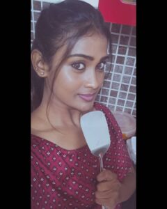 Poornima Ravi Instagram - Cooking scenes tonight 😁
Making video reels on the way 😂😂
Haiyo haiyo 😂😂
That karandiya kaiyila eduthuta naalu rottiya sudama keela vekka maata moment 😁
.
.
.
.
.
.
#poornimaravi #cooking #cookingathome #araathi #instagood