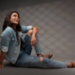 Poornima Ravi Instagram - When life gives you 1000 reasons to cry 😂😁 . . Me to life: haheyy! Ponga thambi, nanga lam adi vangadha area vae kedaiyadhu 😁😁 . . That enaku rajavah nan vaazhuren pose😁 . . Photographed by @bricabrac.in @praveen93 MUAH: @viyahairandmakeup Costume: @viyahairandmakeup . . . . . . . . . . . . . #poornimaravi #araathi #denim #denimjacket #photography #bricabrac
