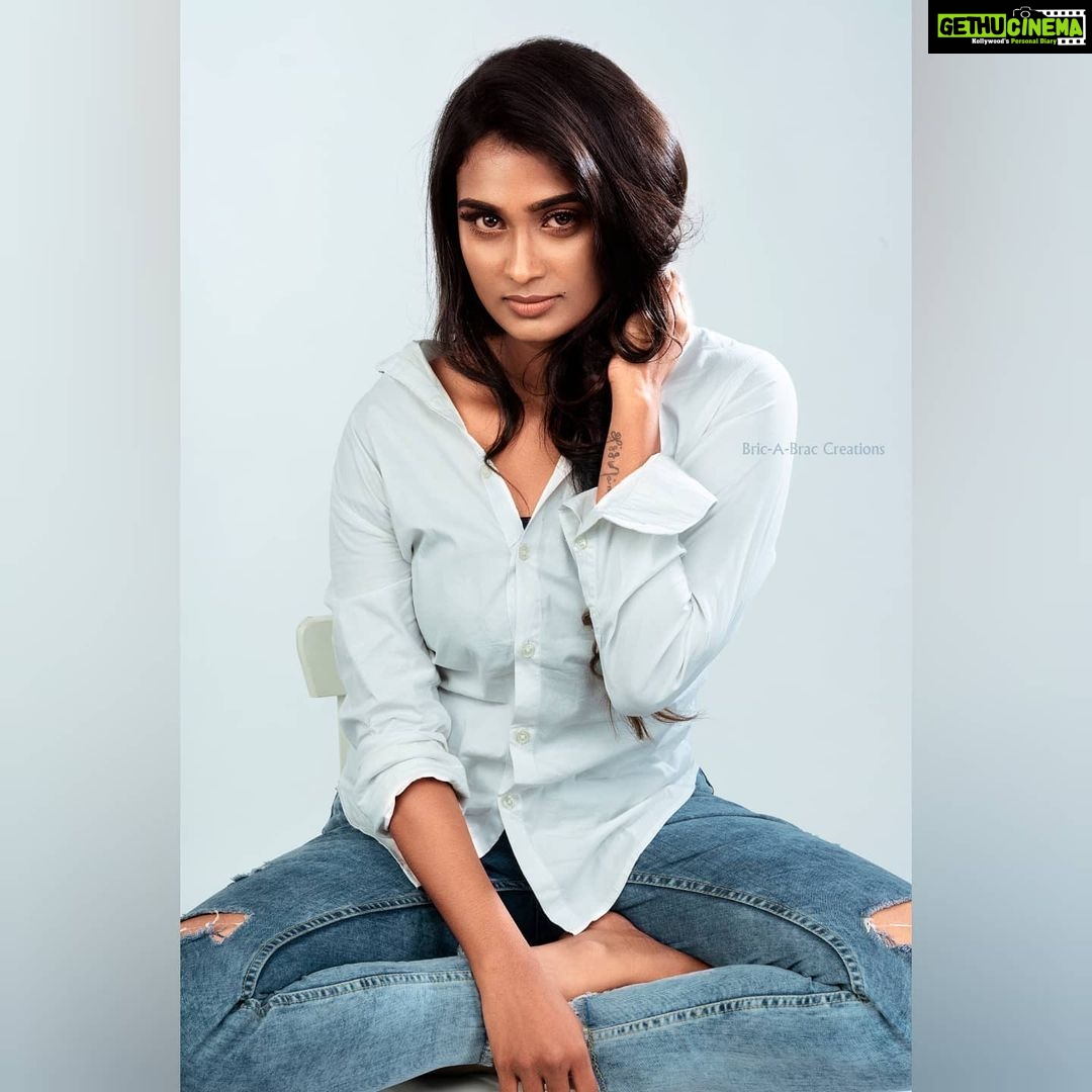 Poornima Ravi Instagram - Sassy yet classy! Photographed by @bricabrac.in @praveen93 MUAH: @viyahairandmakeup Costume: @viyahairandmakeup . . . . . . . . . . . . . #poornimaravi #araathi #denim #denimjacket #photography #bricabrac