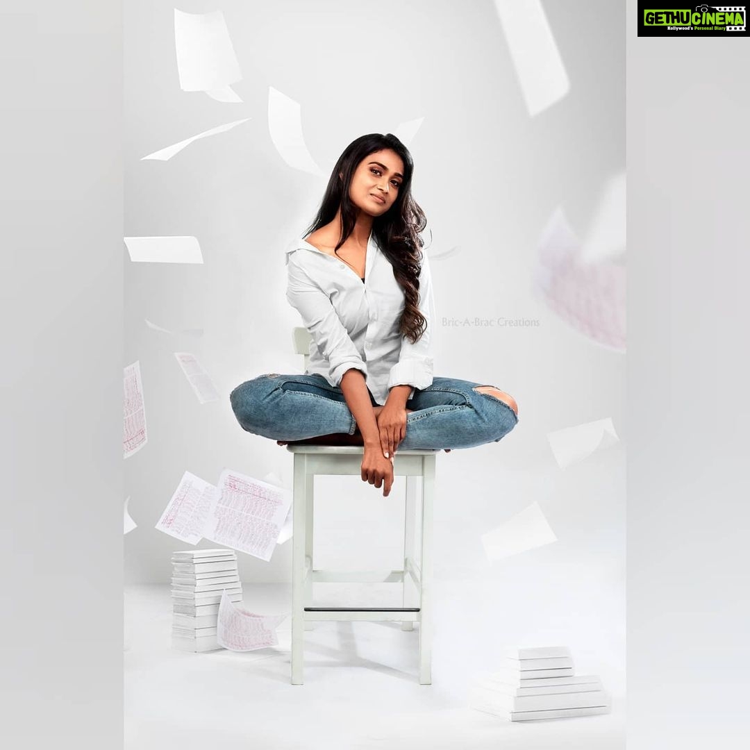 Poornima Ravi Instagram - Sassy yet classy! Swipe to watch the BTS of the pic!! Inspired from Tim Tadder! Photographed by @bricabrac.in @praveen93 MUAH: @viyahairandmakeup Costume: @viyahairandmakeup . . . . . . . . . . . . . #poornimaravi #araathi #denim #denimjacket #photography #bricabrac