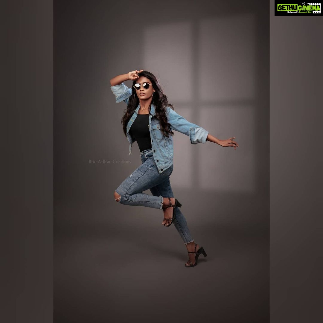 Poornima Ravi Instagram - 50% Savage, 50% Sweetheart! Swipe to watch the BTS of the pic! π Photographed by @bricabrac.in @praveen93 MUAH: @viyahairandmakeup Costume: @viyahairandmakeup . . . . . . . . . . . . . #poornimaravi #araathi #denim #denimjacket #photography #bricabrac