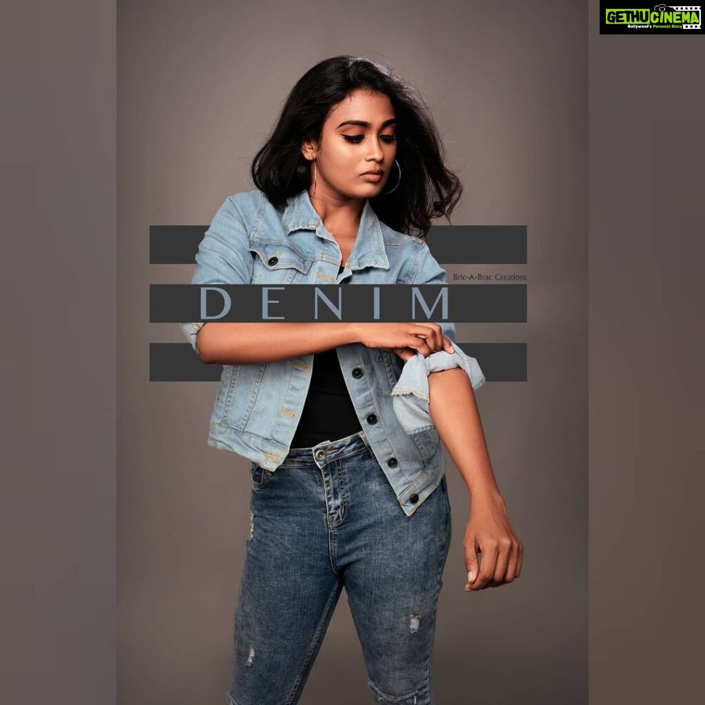 Poornima Ravi Instagram - Warm, comfy and Fashionable! Denims are the coolest outfits ever and slaying in one of them makes you even cooler. Photographed by @bricabrac.in @praveen93 MUAH: @viyahairandmakeup Costume: @viyahairandmakeup . . . . . . . . . . . . . #poornimaravi #araathi #denim #denimjacket #photography #bricabrac