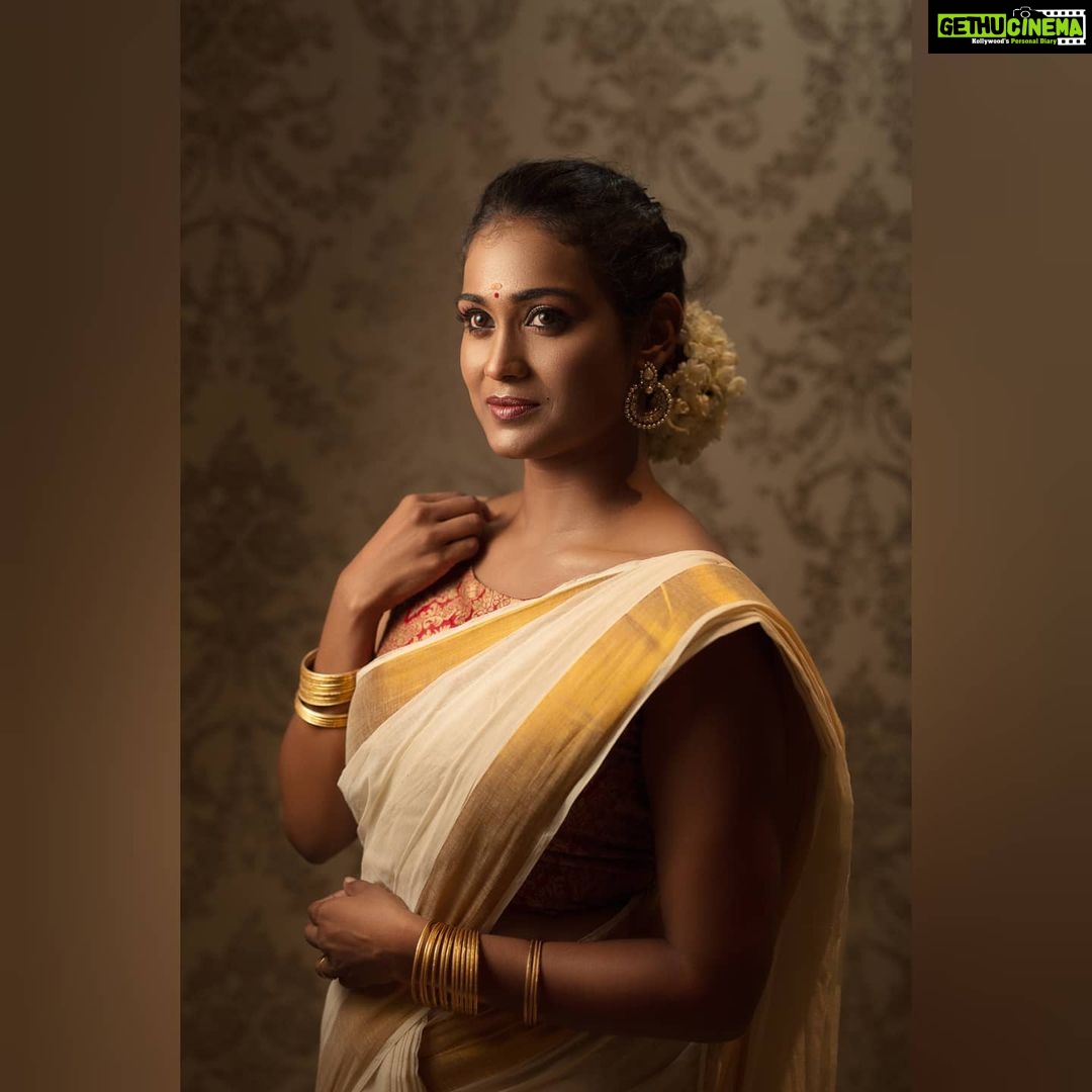 Poornima Ravi Instagram - Onam ashamsakal Makkalae! 🌟💥💫 Spread Positivity with the onam vibes!! MUAH and costume: @makeupandhairbyrehana @makeoverbyimti Photography: @parvathamsuhasphotography . . . . . . . . . . . . . . #onam #onamcelebration #onamsaree #poornimaravi #araathi