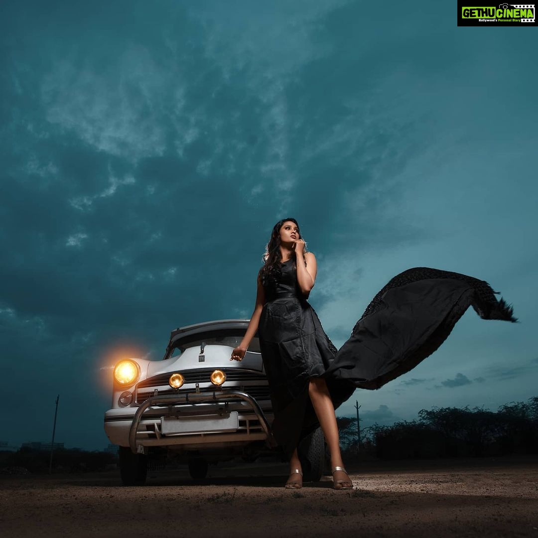 Poornima Ravi Instagram - The breeze at dusk has secrets to tell you 🤎🖤 #poornimaravi #araathi
