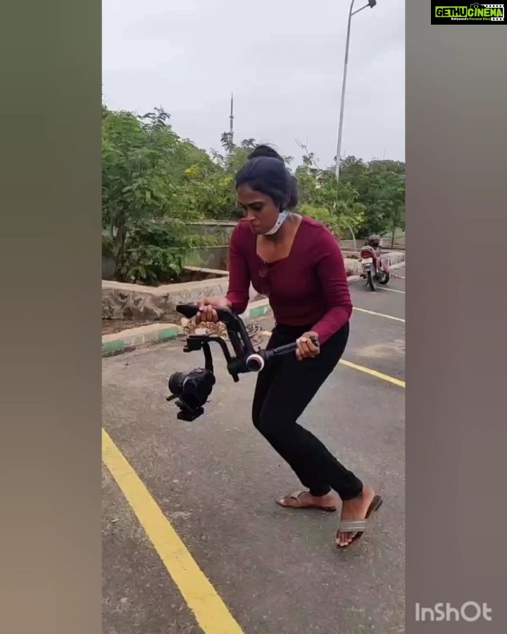 Poornima Ravi Instagram - Nanum camera vum!! One risky shoot day 😁🙌 Video credits: @maddy_madz77 😁 Cam credits: @prashanth_bionic 😛 #poornimaravi #araathi