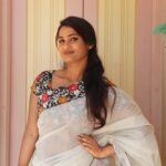 Poornima Ravi Instagram - Video shoot apo clickiyadhu! Putting konjam neraiyo efforts to make videos for you guys! Bleshh subscribe "Araathi" youtube channel to get instant notifications once I post the videos! Next video coming joon! #araathi #poornimaravi