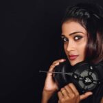 Poornima Ravi Instagram – Isai mazhaiyil nanaiyum mun clickiyadhu 😁
By @cube_clicks
By @ajay_crazy_boy  @abi_advik 
Retouch @hakuna_matatata_ 
#poornimaravi