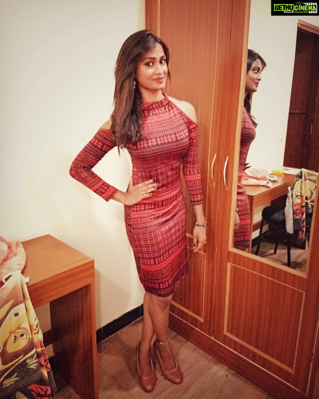 Poornima Ravi Instagram - When your friend is too dhandam to click a good pic of urs! 63 clicks=1 sumaar picture! @aravind.mass (dhandam)🤦🤦 Bangalore days😍 Bangalore, India