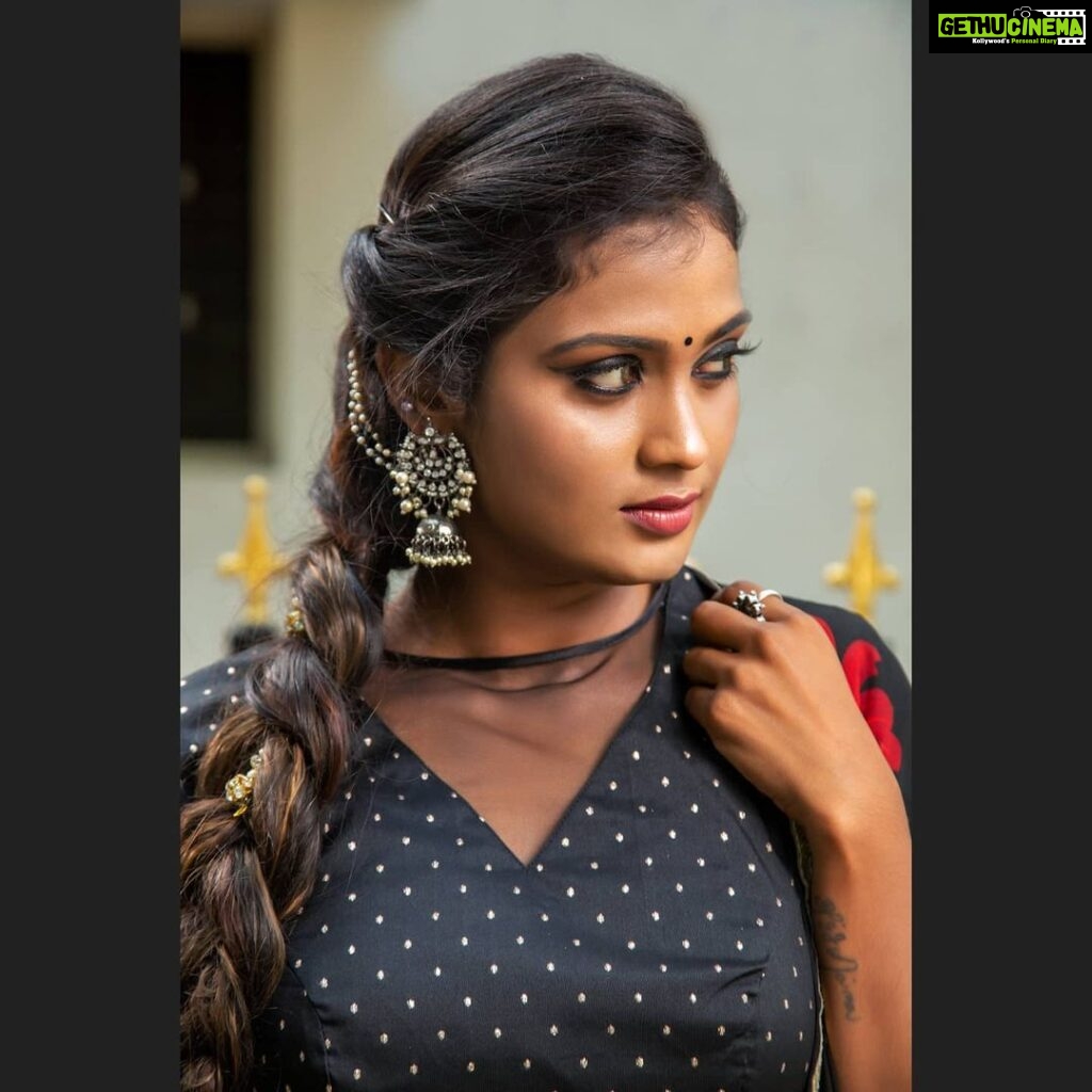 Poornima Ravi Instagram - Costume: @tina_couture1607 Jewellery: @muthucharam_2018 Make up: @sa_makeoverartist Photography: @udhaya_kumar95