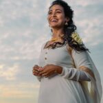 Poornima Ravi Instagram - Onam Ashamsakal🌺💫 Photography: @bricabrac.in Costume: @tina_couture1607 MUAH: @glow_by_zapri #onam #onam2022 #poornimaravi