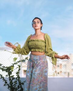 Poornima Ravi Instagram - Feeling green and fabulous 💚🕶️

Makkale have you started watching #BB7 ? 

Pc : @bricabrac.in
Costume: @meerameera545