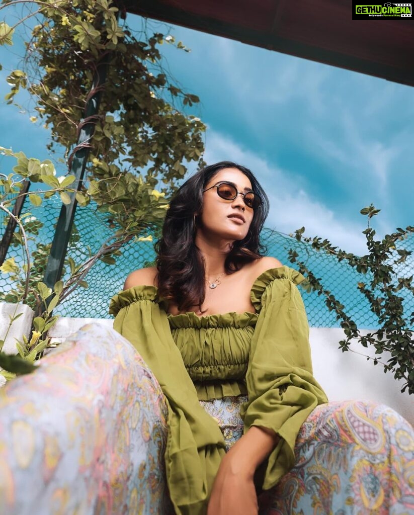 Poornima Ravi Instagram - Feeling green and fabulous 💚🕶️ Makkale have you started watching #BB7 ? Pc : @bricabrac.in Costume: @meerameera545