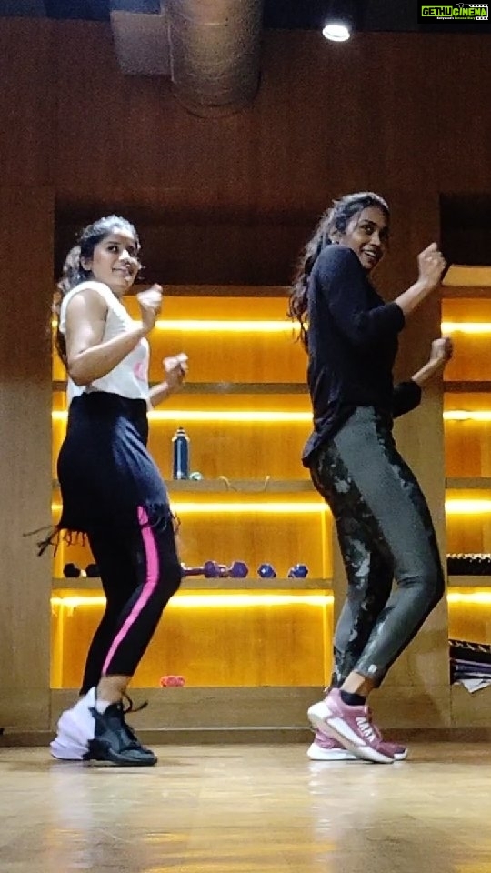 Poornima Ravi Instagram - Post workout scenes with @poornima_ravii 🔥 📍@toneezfitness_kattupakkam #dippamdappam #dippamdappamsong #aadhiraisoundararajan #poornimaravi #araathi #dance #dancereels #dancevideo #dancers #reelsinstagram #reels #reel #reelkarofeelkaro #reelsvideo #reelitfeelit #reelsviral #kathuvakularendukathal #samantharuthprabhu #samantha #vijaysethupathi #tamilactress #tamilsong Toneez Fitness Centre - Kattupakkam