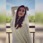 Poornima Ravi Instagram - Hold up the sky! Pc: @balaji.sha.g . . . . . . . #poornimaravi #araathi #white #salwar #whitesalwarsuit #sky