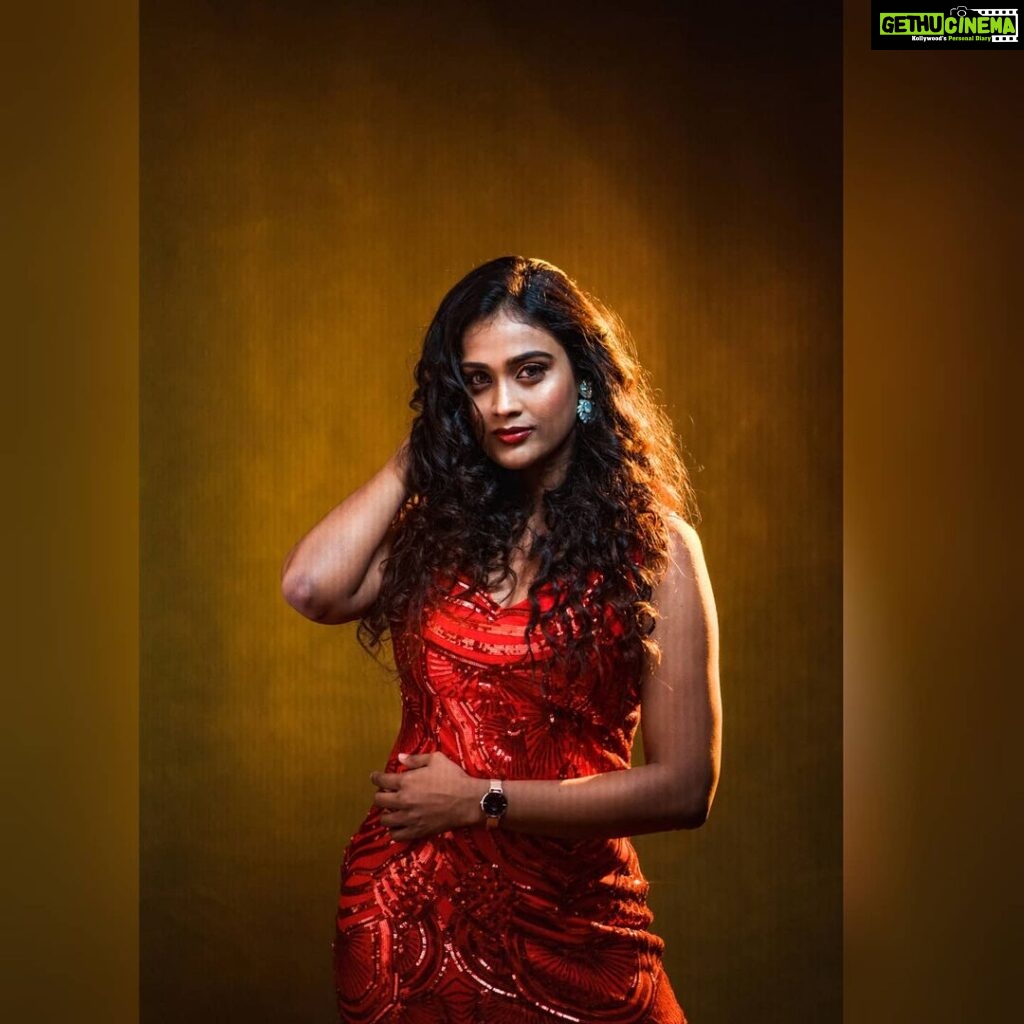 Poornima Ravi Instagram - Blurry and Imperfect!! . . . . #poornimaravi #araathi #reddress #red #deep #blurred #rays #rawpicture #imperfect #love #feel #mood #smile #trippy