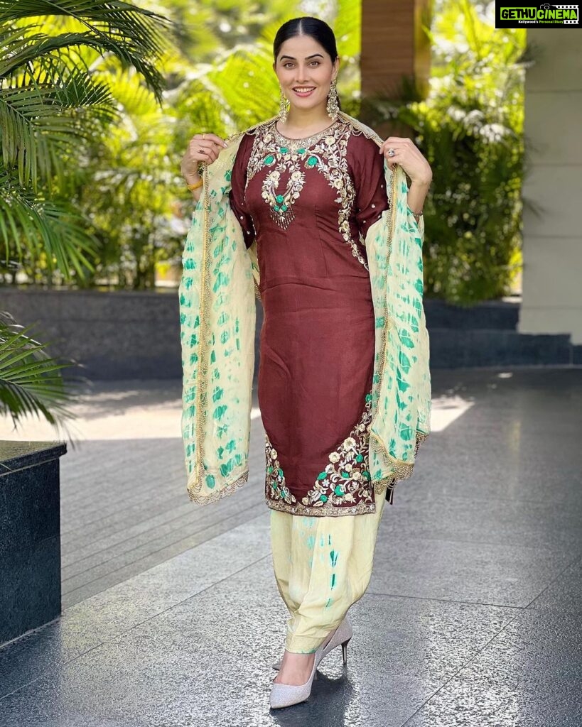 Prabh Grewal Instagram - ਬਹੁਤ ਔਖੀ ਮਿਲਦੀ ਏ ਸਾਦਗੀ , ਫੇਰ ਚਾਹੇ ਉਹ ਪਹਿਰਾਵੇ ਦੀ ਹੋਵੇ ਜਾ ਵਿਚਾਰਾਂ ਦੀ ♥ Suit by @sukhmaniboparai_boutique 👗 #prabhgrewal #prabhgrewalofficial