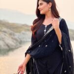 Prabh Grewal Instagram – ਘੱਸ ਗਈਆ ਪੈਰਾਂ ਦੀਆਂ ਤਲੀਆਂ,
ਪਿੰਡ ਤੇਰੇ ਦੀਆਂ ਛਾਂਟ ਕੇ ਗਲੀਆਂ…!!🖤