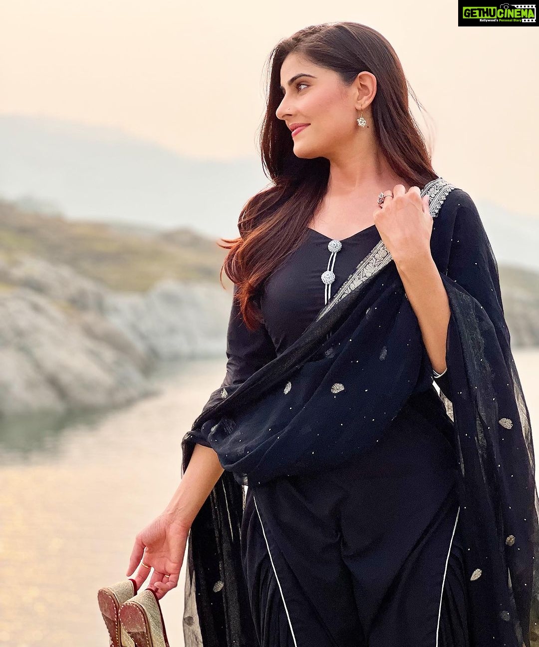Prabh Grewal Instagram - ਘੱਸ ਗਈਆ ਪੈਰਾਂ ਦੀਆਂ ਤਲੀਆਂ, ਪਿੰਡ ਤੇਰੇ ਦੀਆਂ ਛਾਂਟ ਕੇ ਗਲੀਆਂ...!!🖤