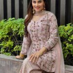 Prabh Grewal Instagram – ਮੈਂ ਤੇਰੇ ਦਿਲ ਦੀ ਧਰਤੀ ਤੇ,
ਸੁਪਨਾ ਬਣ ਕੇ ਪੁੰਗਰਨਾ ਚਾਹੁੰਨੀ ਹਾਂ…!!🌹🌹

#prabhgrewal #prabhgrewalofficial 
Wearing @studioa_byanu ❤️