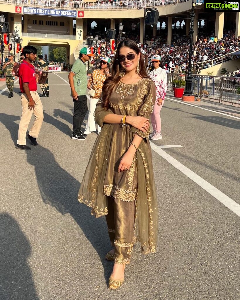 Prabh Grewal Instagram - ਛੱਡਦੇ ਤੂੰ ਫਿਕਰਾਂ ਨੂੰ , ਬਸ ਤੂੰ ਹੱਸ ਕੇ ਜਿੰਦਗੀ ਗੁਜਾਰ...!!🌹 #prabhgrewalofficial #prabhgrewal Beautiful suit @studioa_byanu ♥️ Wagha Border : India - Pakistan